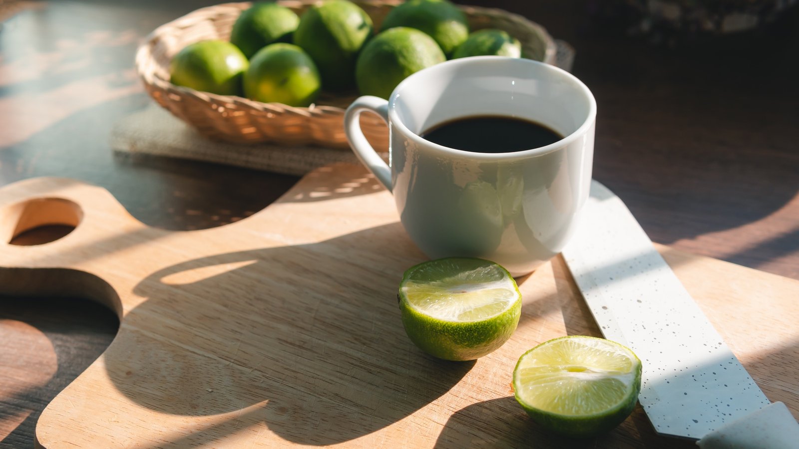 🎓 Academia de Nutrición y Salud Integral A cup of coffee with lemon no sugar, concept of healthy drink and detox colon or diet food.