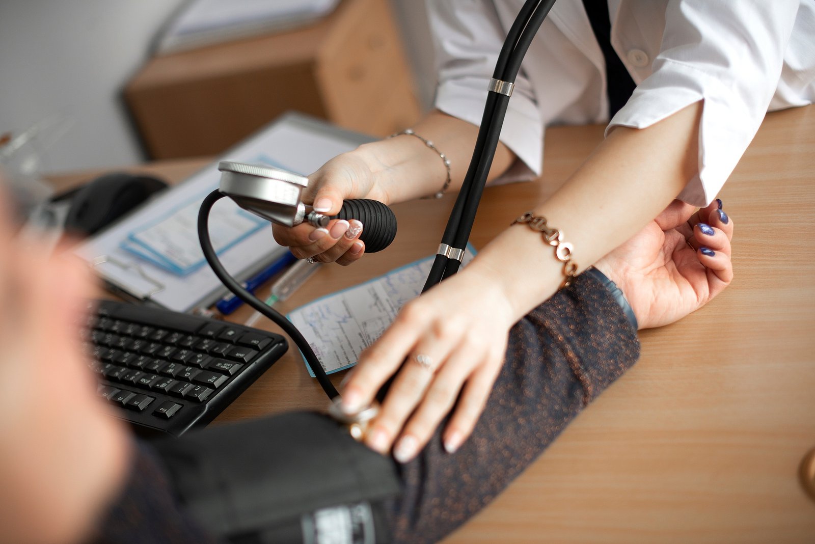 🎓 Academia de Nutrición y Salud Integral Doctor taking patient’s blood pressure the old fashioned way