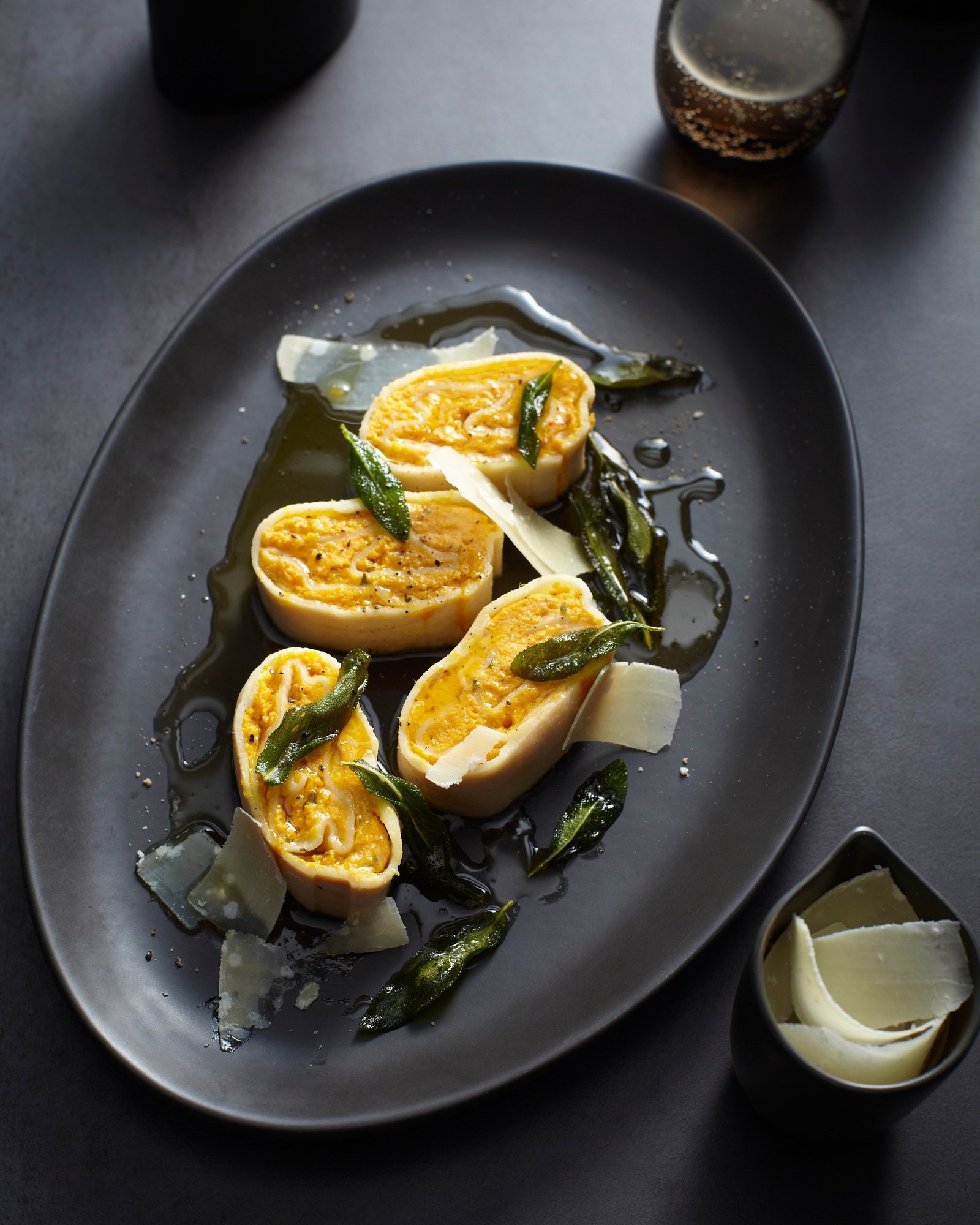 🎓 Academia de Nutrición y Salud Integral Food on black plate
