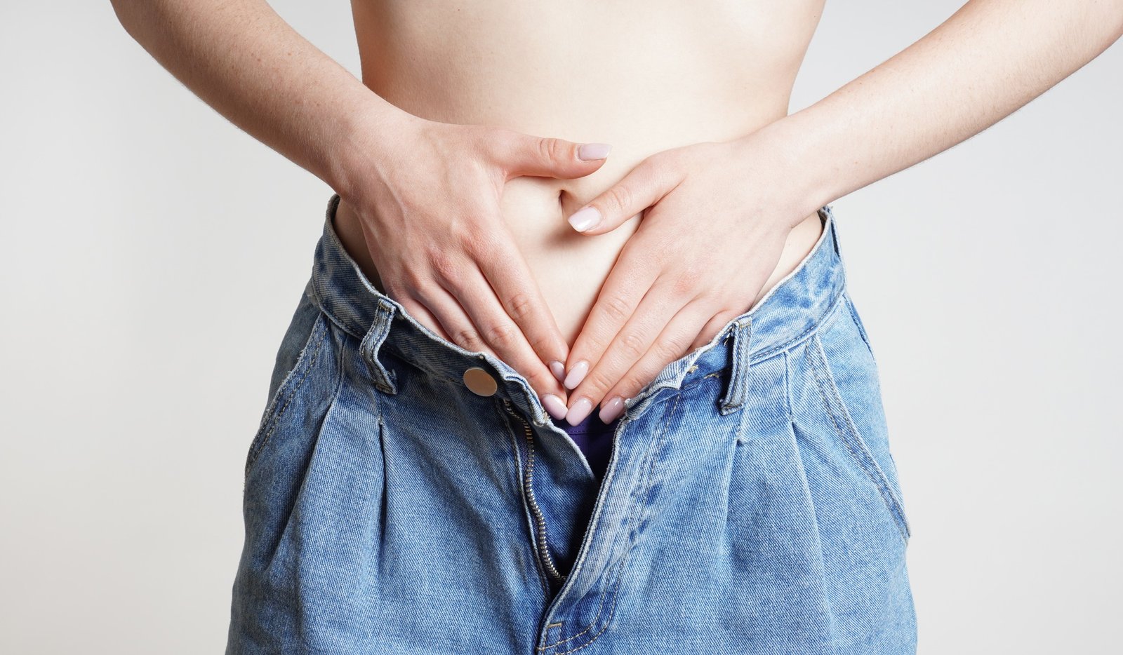 🎓 Academia de Nutrición y Salud Integral woman holding belly with abdominal or period pains